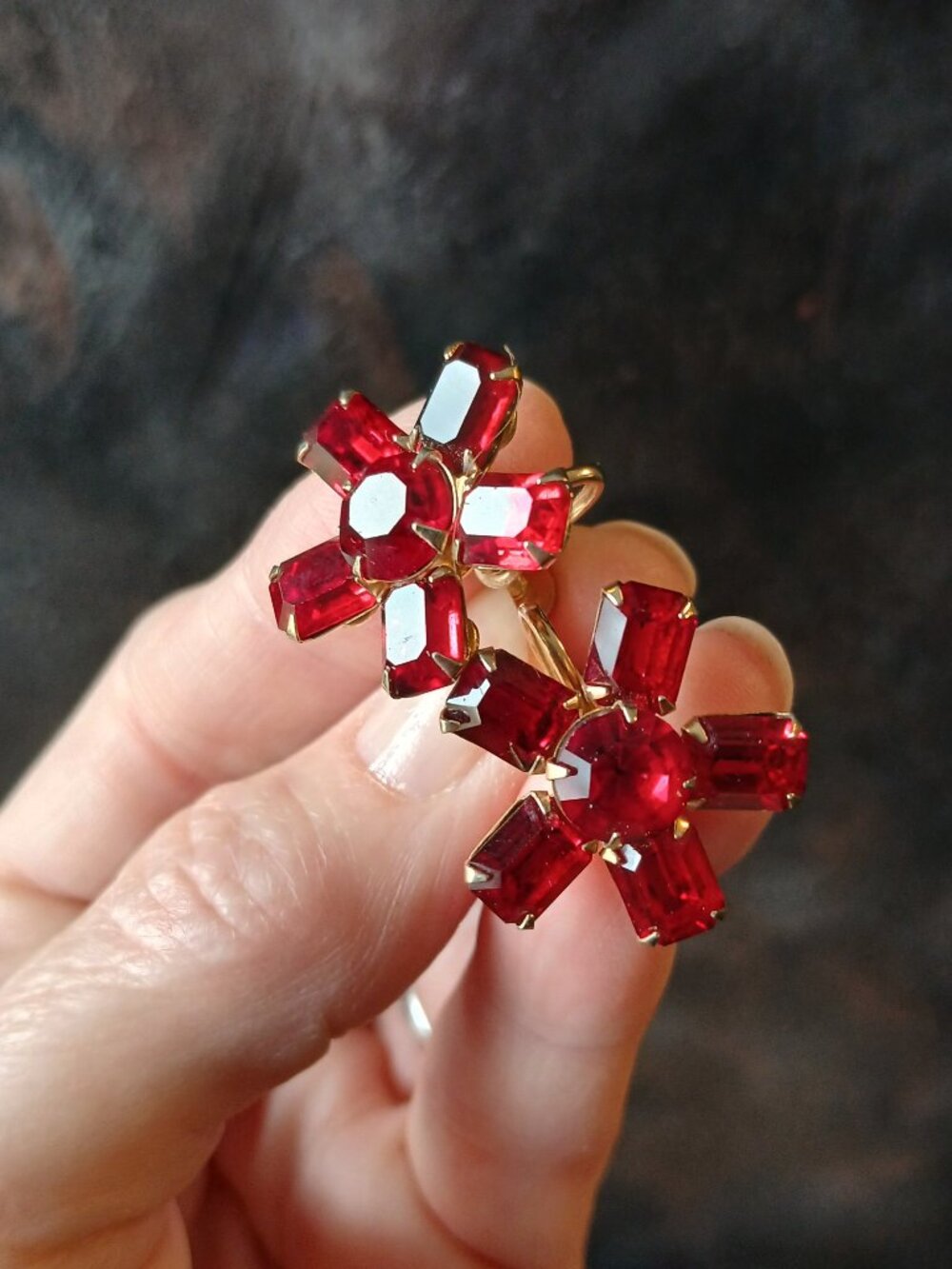 Vintage Weiss Red Faceted Emerald Cut Screwback Earrings